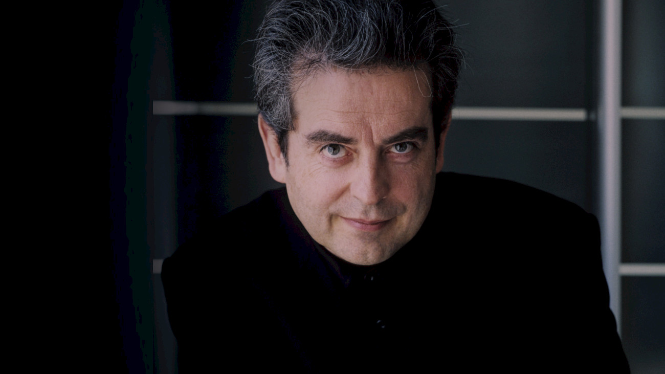 Neu: Pierre-André Valade dirigiert Beethoven und Adams